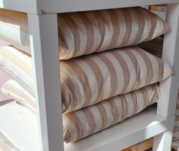 Kussens creme gestreept