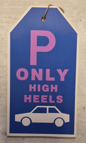 Tekst bord only high heels